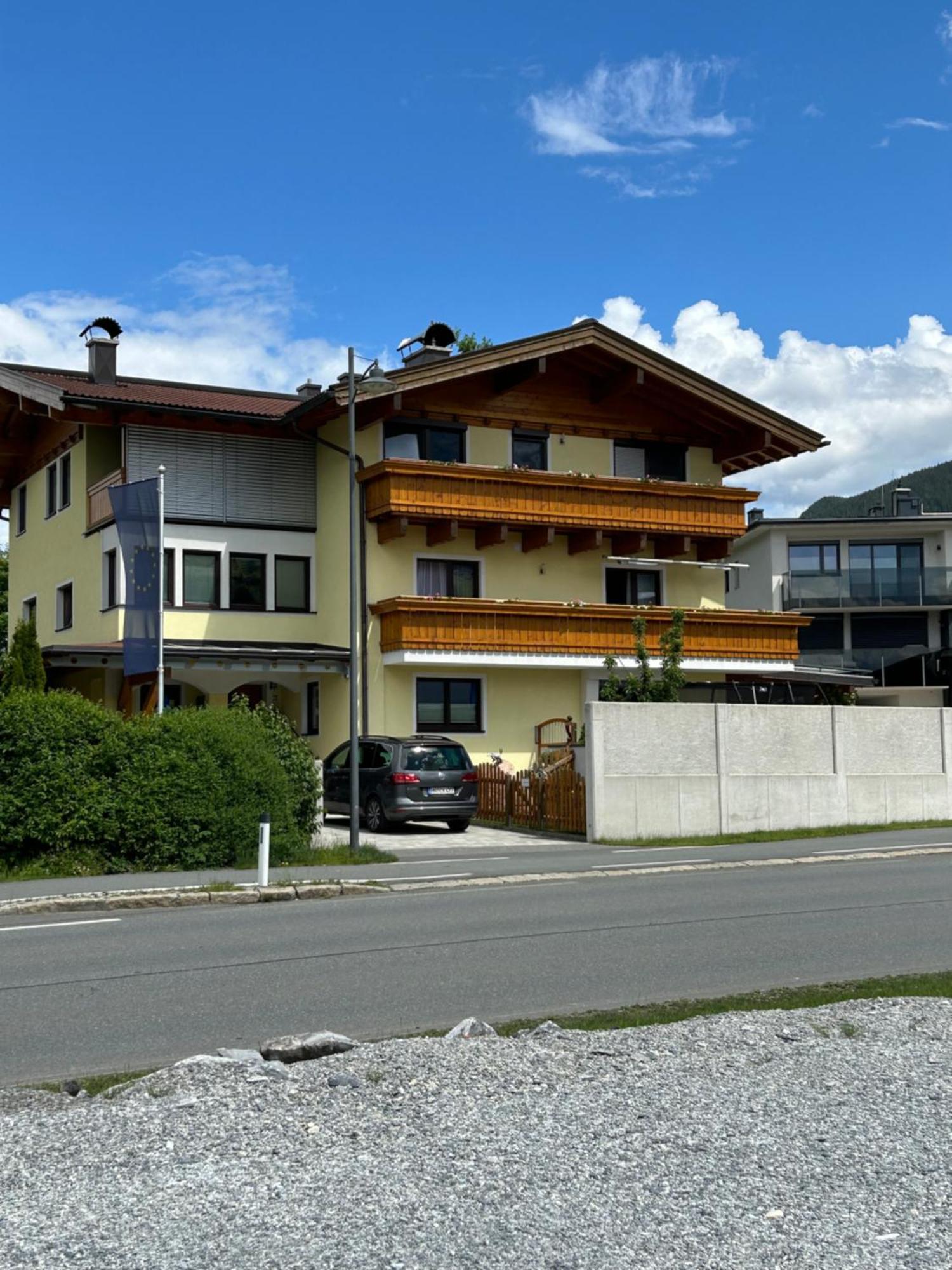 Haus Laubreuter Apartment Kaprun Exterior photo