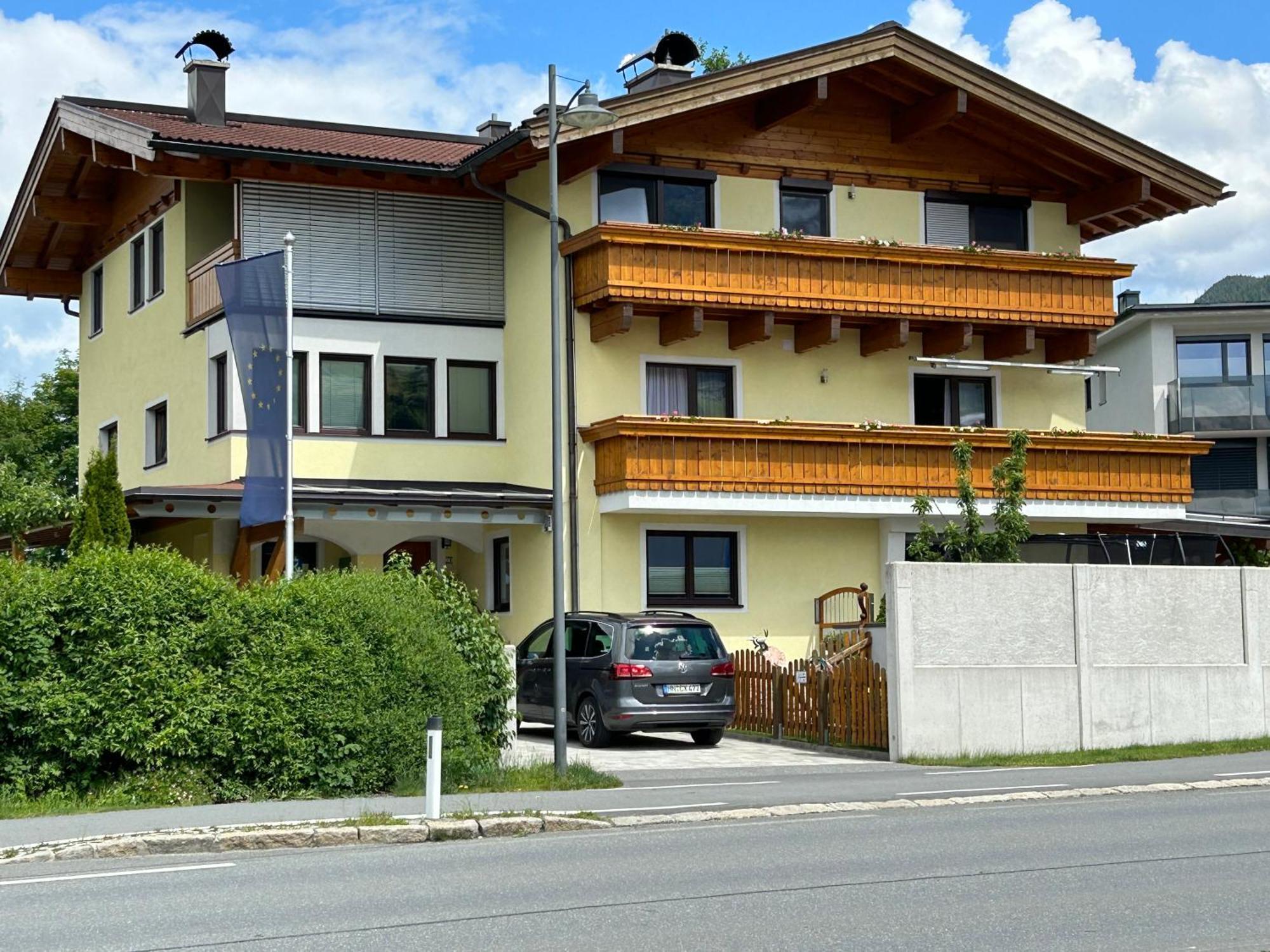 Haus Laubreuter Apartment Kaprun Exterior photo