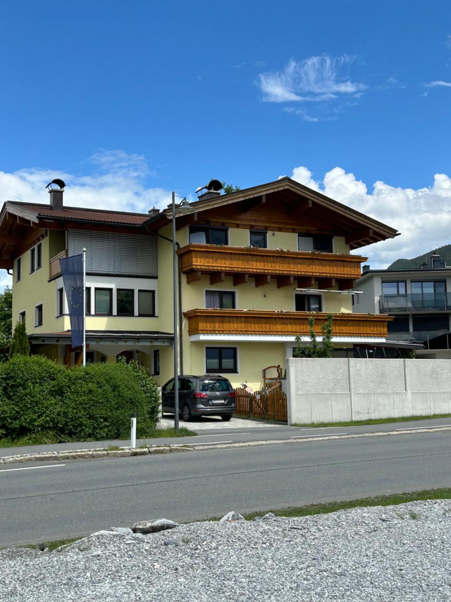Haus Laubreuter Apartment Kaprun Exterior photo